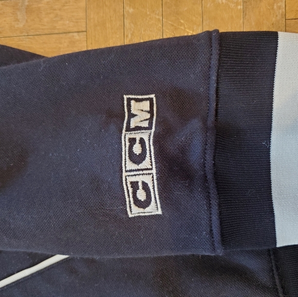 💥3 for $15💥 Mens CCM Arizona Coyotes Zip Up - Picture 2 of 8